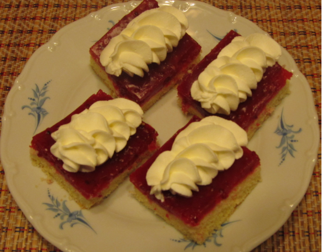 Piškotový koláč s rybízem