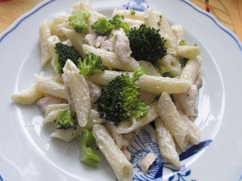 Salát s kuřecím masem a brokolicí 