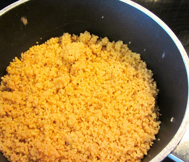 Kuskus s tofu a cherry rajčátky 