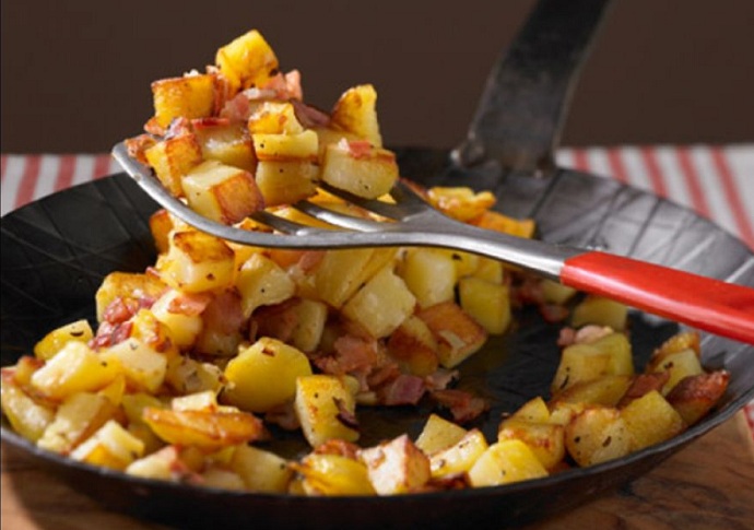 Restované brambory s cibulí a slaninou