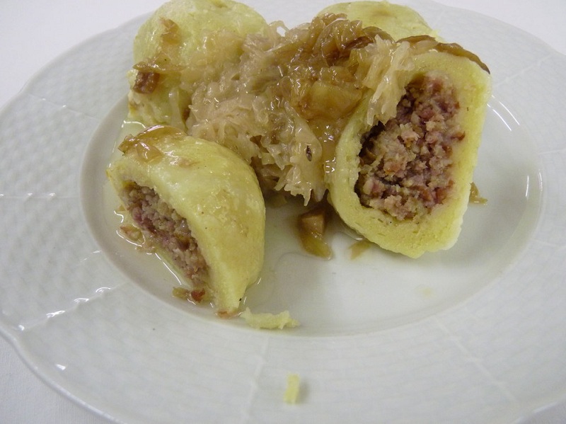 Bramborové knedlíky plněné uzeným masem 