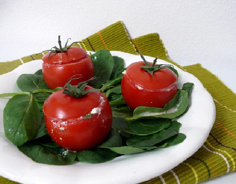 Rajčata plněná sýrem a šunkou 