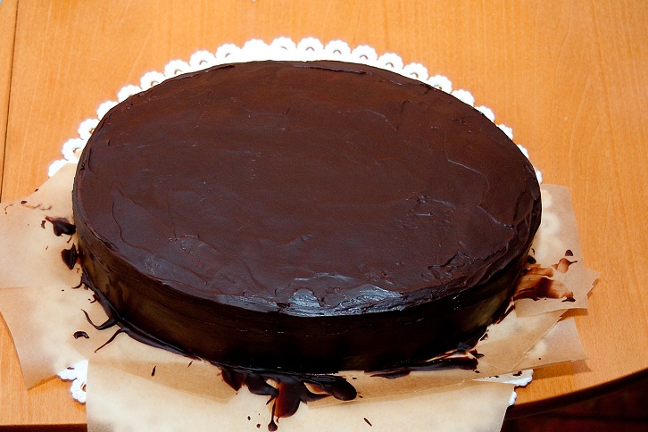 Sacherův dort s meruňkovou marmeládou 