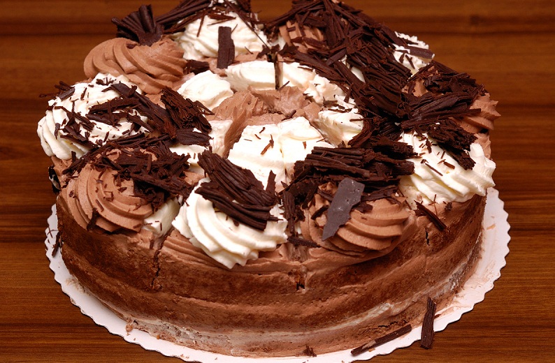 Šlehačkový dvoubarevný dort