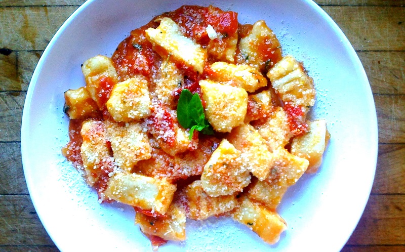 Noky z tvarohu a parmazánu s rajčatovou omáčkou