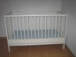 Nádherna bílá dvoupolohova dětska postýlka