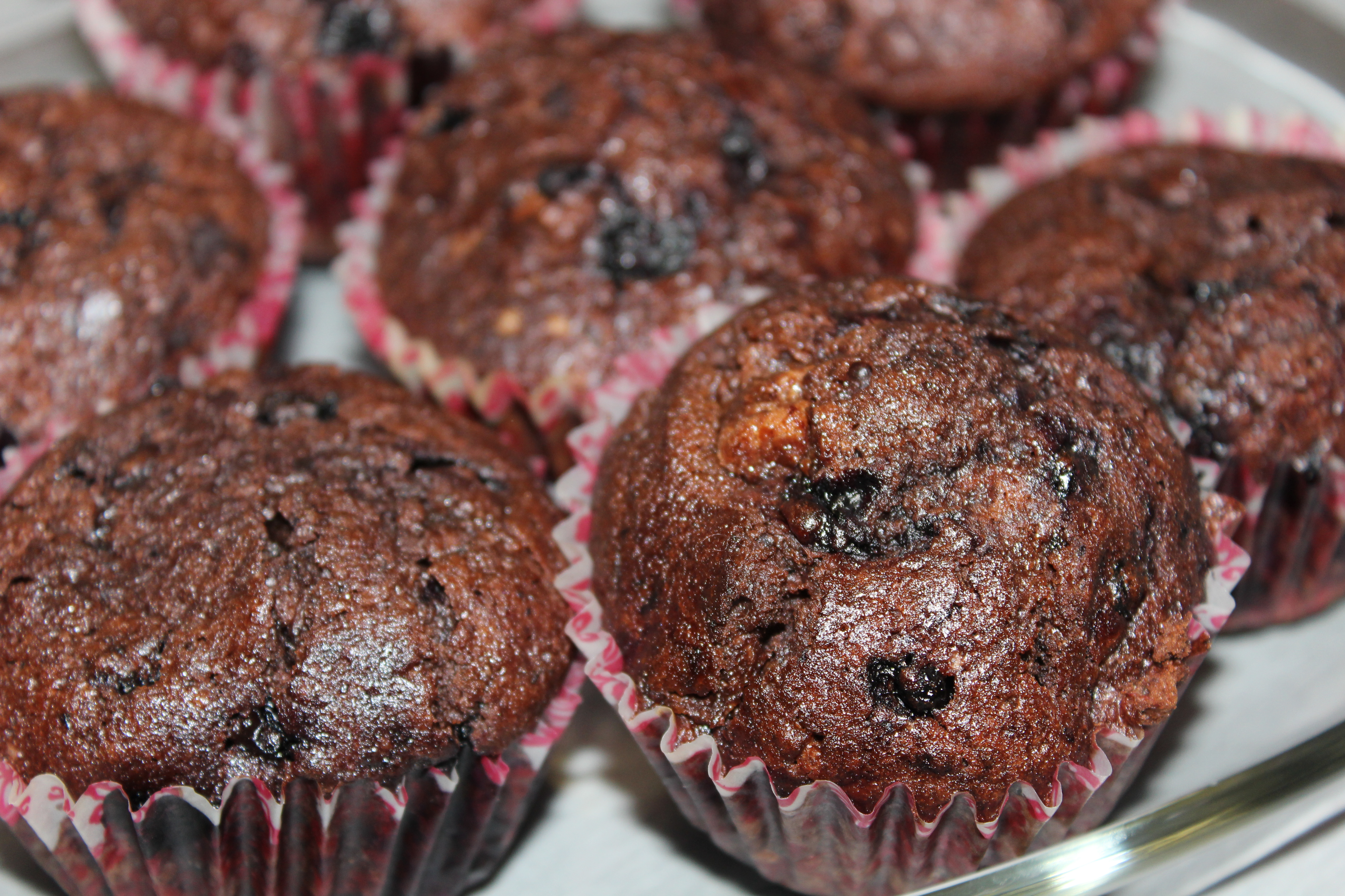 Čokol&aacute;dovo-ovocn&eacute; muffiny pr&aacute;vě vytažen&eacute; z trouby!