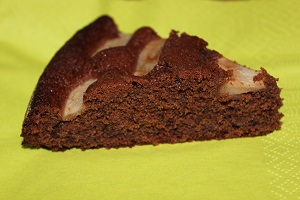 Čokol&aacute;dov&yacute; kol&aacute;č s hru&scaron;kou z bočn&iacute;ho pohledu